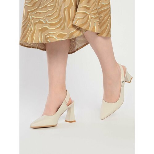 Купить Туфли Palazzo D'Oro, размер 36, белый
Детали:<br>- острый носок,<br>- декоративн...
