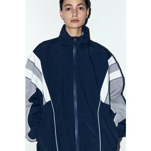 Купить Ветровка Befree, размер XS, темно-синий
- Куртка-олимпийка с геометрическим прин...