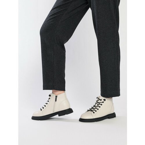 Купить Ботинки Baden, размер 37, белый
Ботинки женские от бренда Baden - это модель, ко...