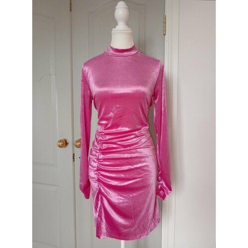 Купить Платье размер M, розовый
Женское велюровое платье мини со сборками по бокам. 

С...