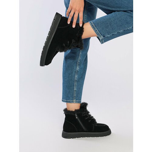Купить Ботинки Gut!, размер 38, черный
Чёрные женские ботинки на шнуровке и с боковой с...