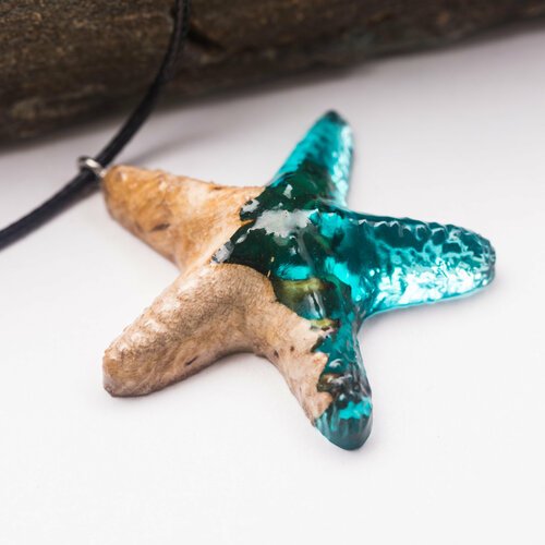 Купить Колье Green Wood, голубой
Кулон "Starfish" выполнен из капа берёзы и ювелирной с...