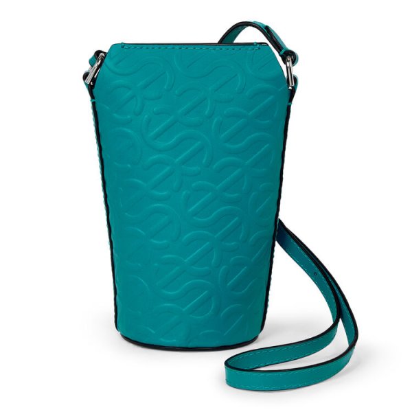 Купить Сумка ECCO Pot Bag Wave
Аккуратная и вместительная ECCO Pot Bag поднимает дизайн...