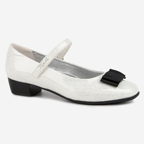 Купить Туфли Kapika, размер 33, белый
Нарядные лаковые туфельки для девочки легко созда...