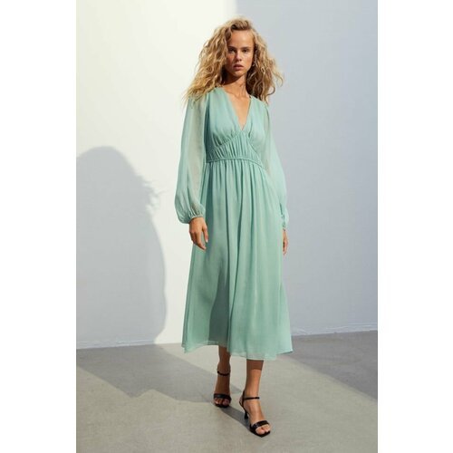 Купить Платье H&M, размер S, зеленый
Шифоновое платье с объемными рукавами<br>Платье дл...