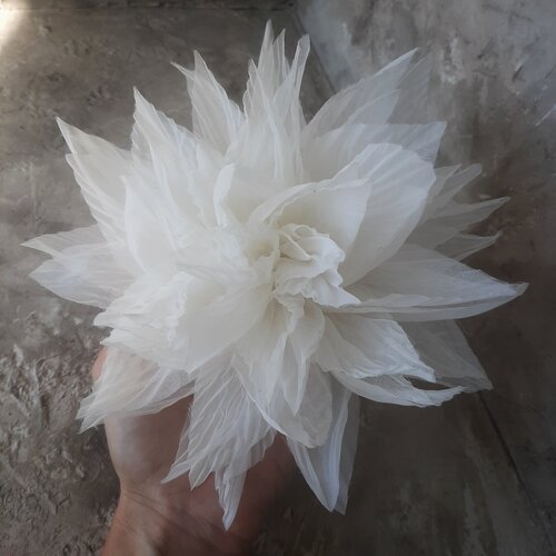 Купить Брошь, белый
Брошь-цветок большая из вуали, но при этом легкая и воздушная. Полн...