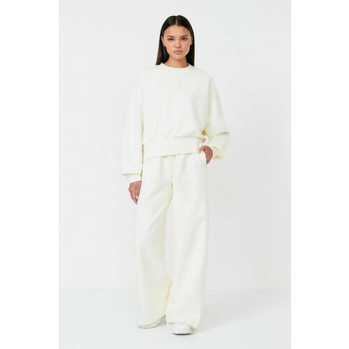 Купить Костюм Baon , размер 48 , белый
Спортивный костюм, состоящий из укороченного сви...