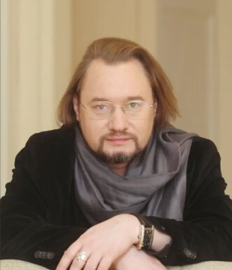 Олег Дмитриев — режиссёр-постановщик