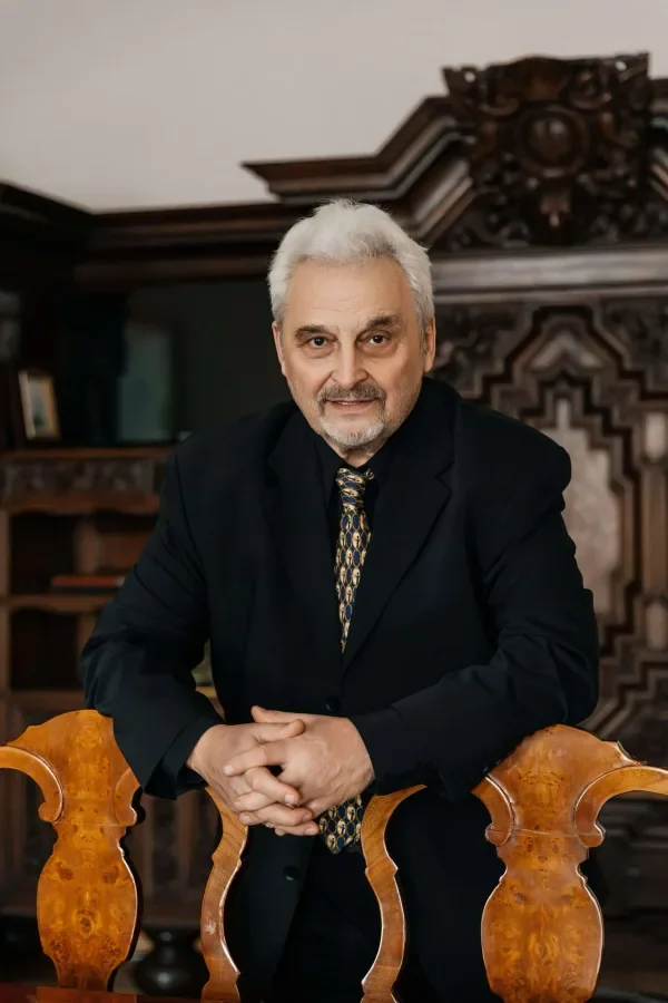 Юрий Александров — режиссёр-постановщик