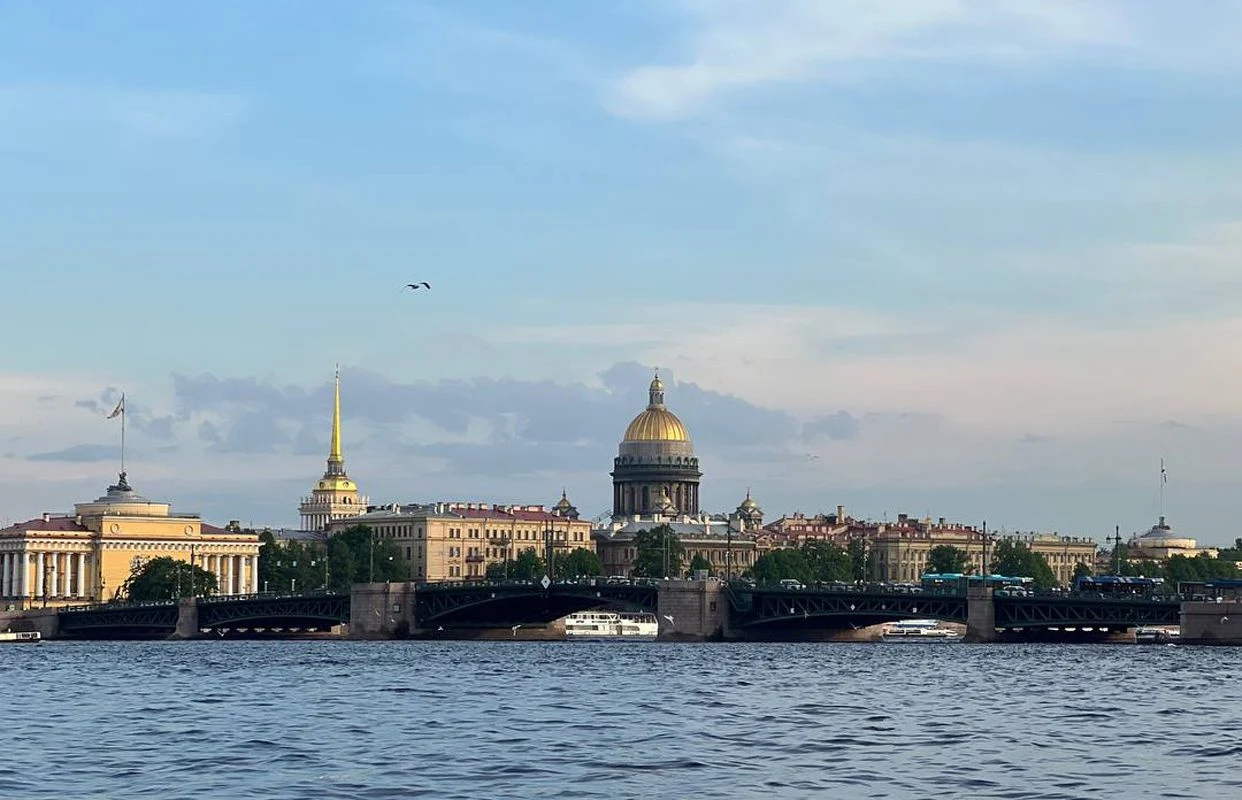 Берега Невы - прогулка на двухпалубном теплоходе по Неве с подходом к Финскому заливу — Причал Адмиралтейство — афиша Санкт-Петербург