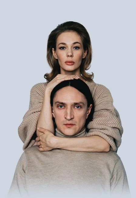 ДВОЕ НА КАЧЕЛЯХ
