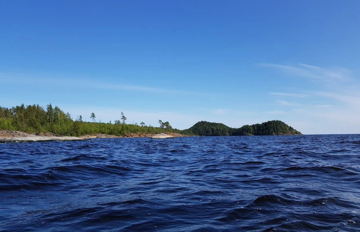 Карельская сказка: водопады, хаски, олени, водная прогулка по Ладожским шхерам на катере, знакомство с лютеранской кирхой. — Парковка за Казанским собором (Казанская пл., 2) — афиша Санкт-Петербург