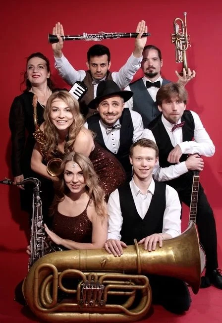 Программа «Проводы Бабьего лета» от екатеринбургского диксиленд-оркестра Kickin’ Jass Orchestra при поддержке DJ-дуэта «Семейные виниловые приключения» — Музей Андеграунда — афиша