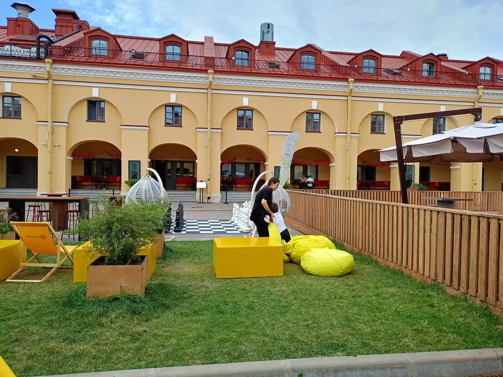 Двор Гостинки — открытая площадка — метро Гостиный двор — Санкт-Петербург