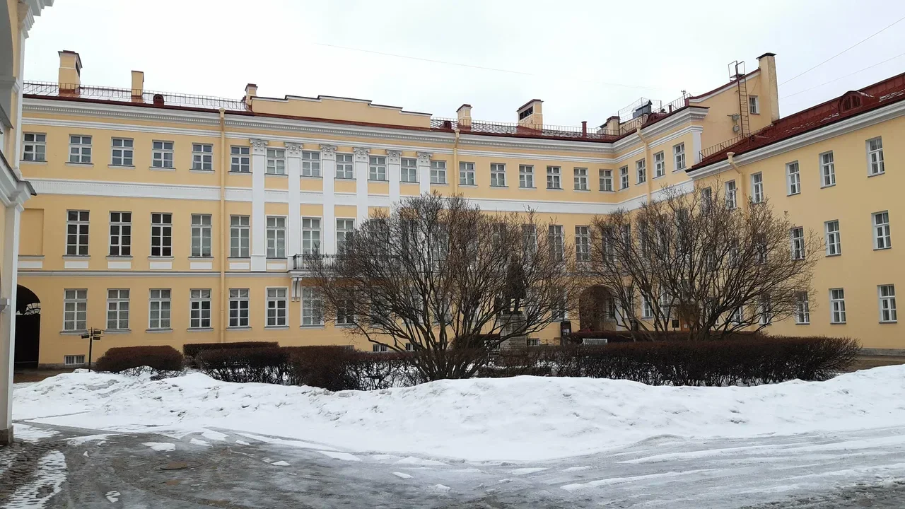 Обложка — Пушкин. Жизнь и творчество