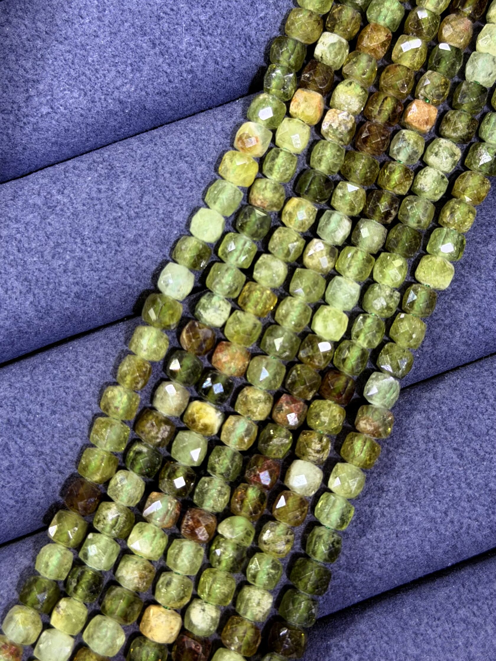 Зеленый гранат "Кубик" гранёный — фото 2