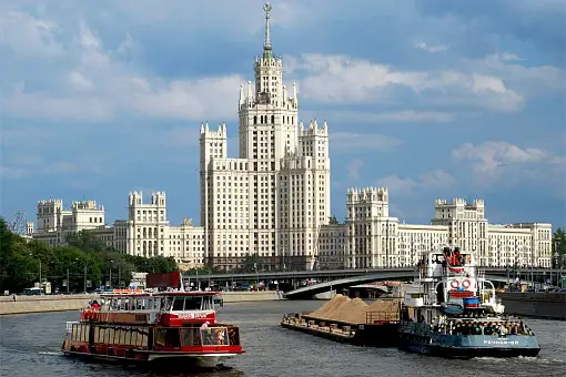 Пассажирское судно и баржа на Москве-реке