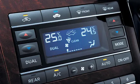 Nissan Elgrand 250XG (TNE52)