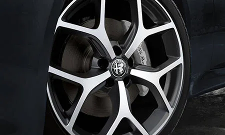 Alfa Romeo Giulia SUPER MONOCHROME EDITION (95220 / 95229)
