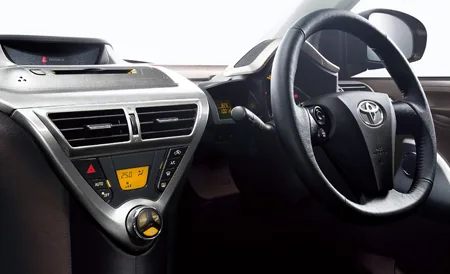 Toyota IQ100G базовая (KGJ10)