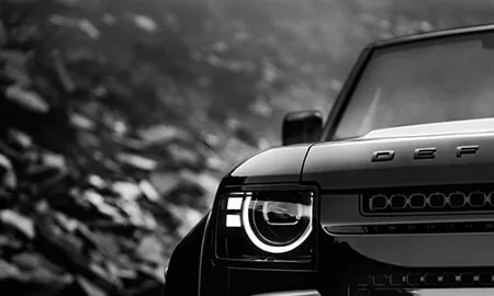 Land Rover Defender OCTA BLACK ()