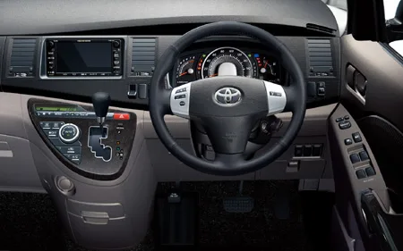 Toyota Isis PLATANA (ZNM10W)