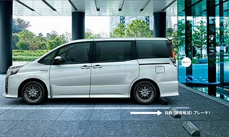 Toyota Voxy V (ZRR80G)