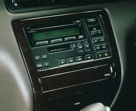 Toyota Crown ROYAL SALOON G (JZS145)