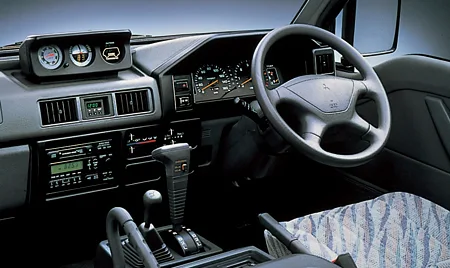 Mitsubishi Delica Star Wagon GLX (P35W)