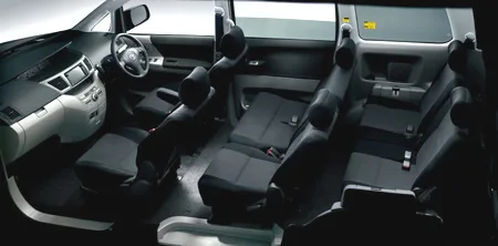 Toyota Voxy Z (AZR65G)