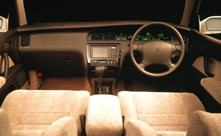 Toyota Crown ROYAL SALOON G (JZS145)