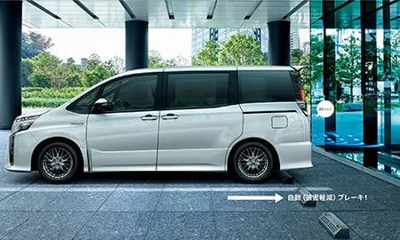Toyota Voxy ZS (ZRR85W)