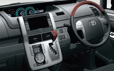 Toyota Voxy V (ZRR75G)