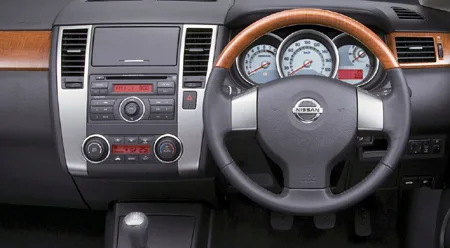 Nissan Tiida Latio 15M (SC11)