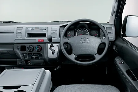 Toyota Regius Ace Van DX (KDH200V)
