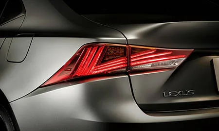 Lexus IS300H базовая (AVE30)