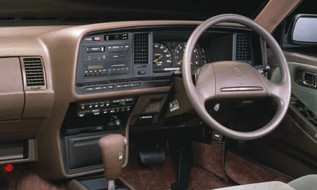 Toyota Crown ROYAL SALOON (MS135)