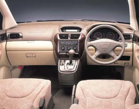 Mitsubishi Chariot Grandis EXCEED (N84W)