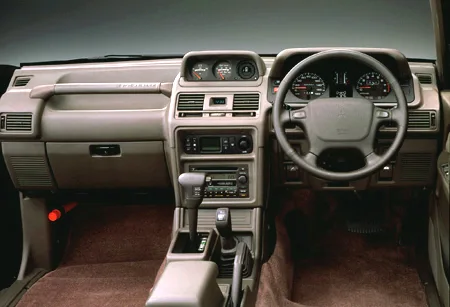Mitsubishi Pajero XE (V46V)