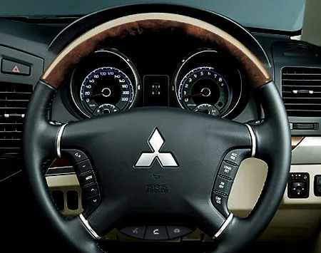 Mitsubishi Pajero SHORT VR-II (V87W)