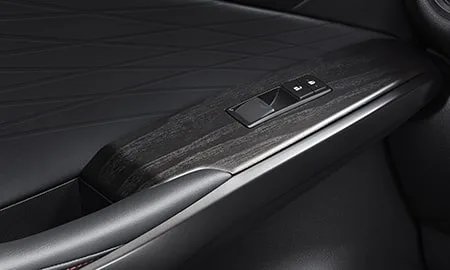 Lexus IS300H VERSION L (AVE30)