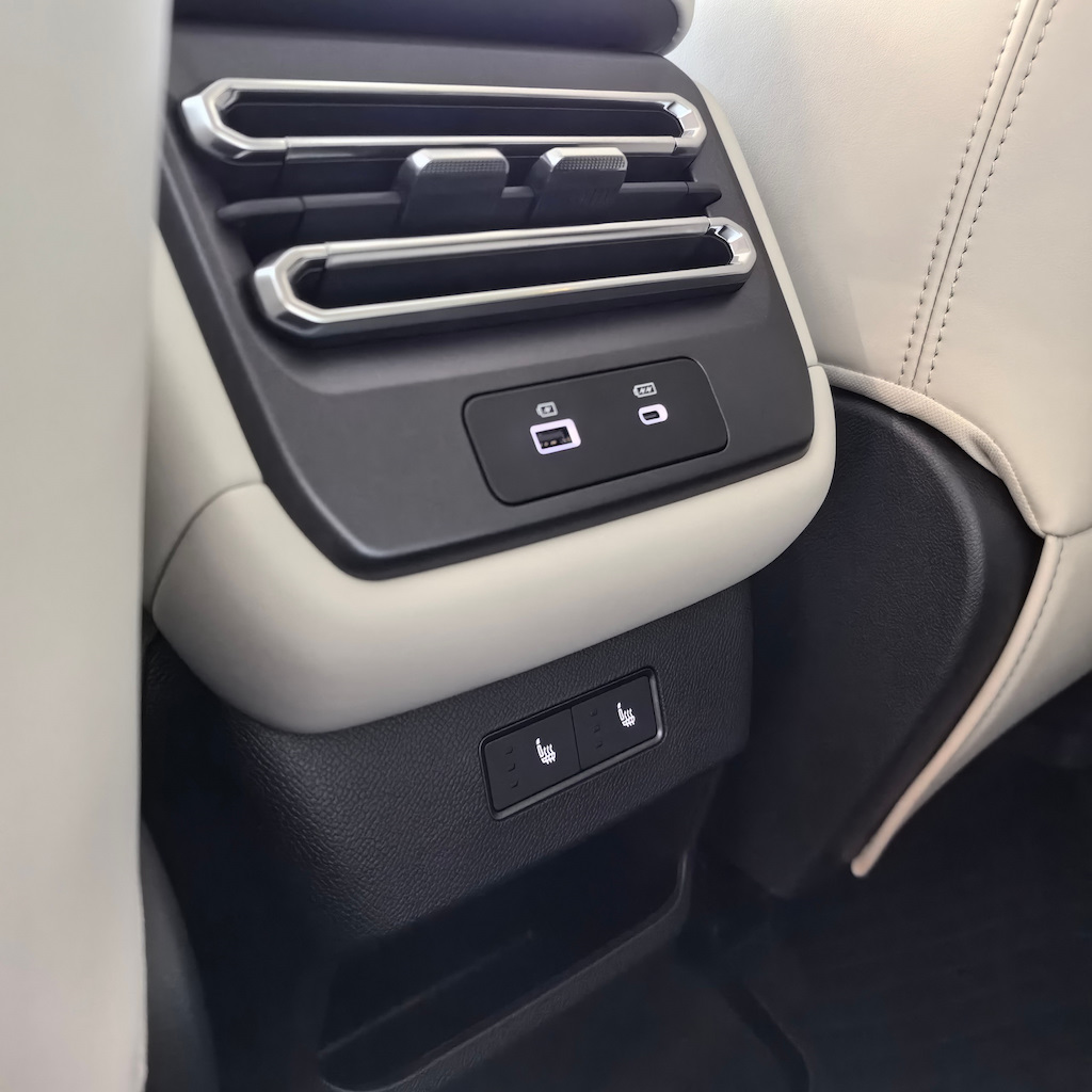 подогрев передних и задних сидений в Jetour T1