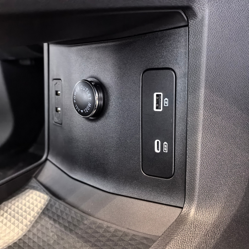 разъемы зарядки Type-C и USB в Jetour T1