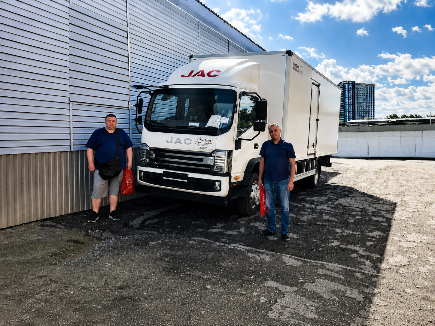 ТК «КомТранс» передала изотермический фургон JAC N120X компании по дистрибуции напитков