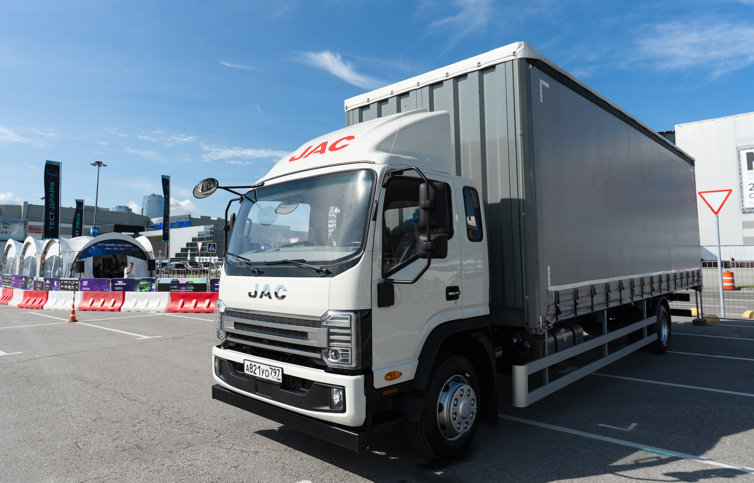 Джак Автомобиль представил на COMAUTOTRANS 2026 самую популярную модель линейки коммерческого транспорта JAC