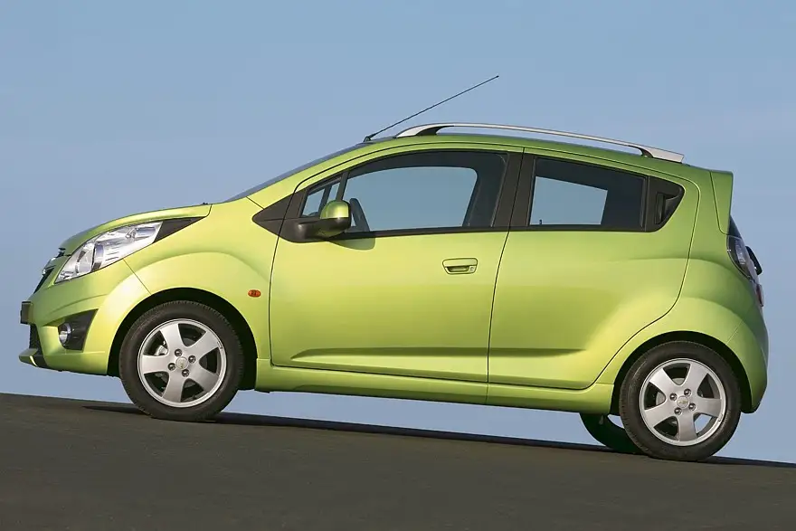 Chevrolet Spark на дороге