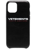 VETEMENTS чехол для iPhone 11 Pro с логотипом, черный