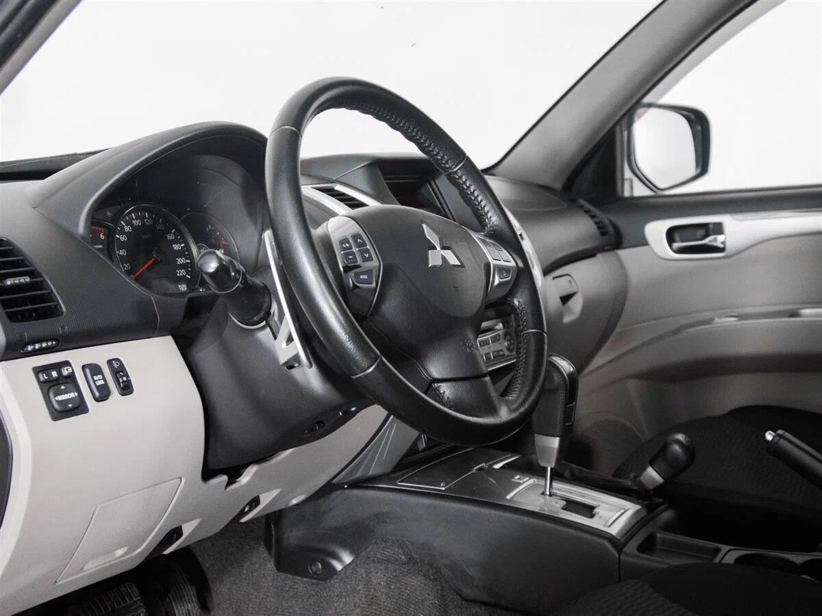 Mitsubishi Pajero Sport, II