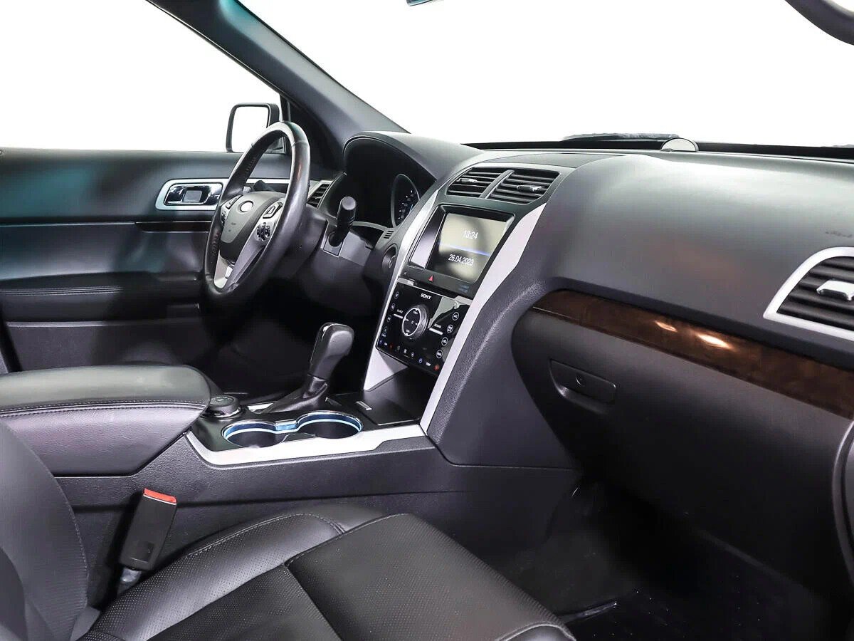 Ford Explorer, V