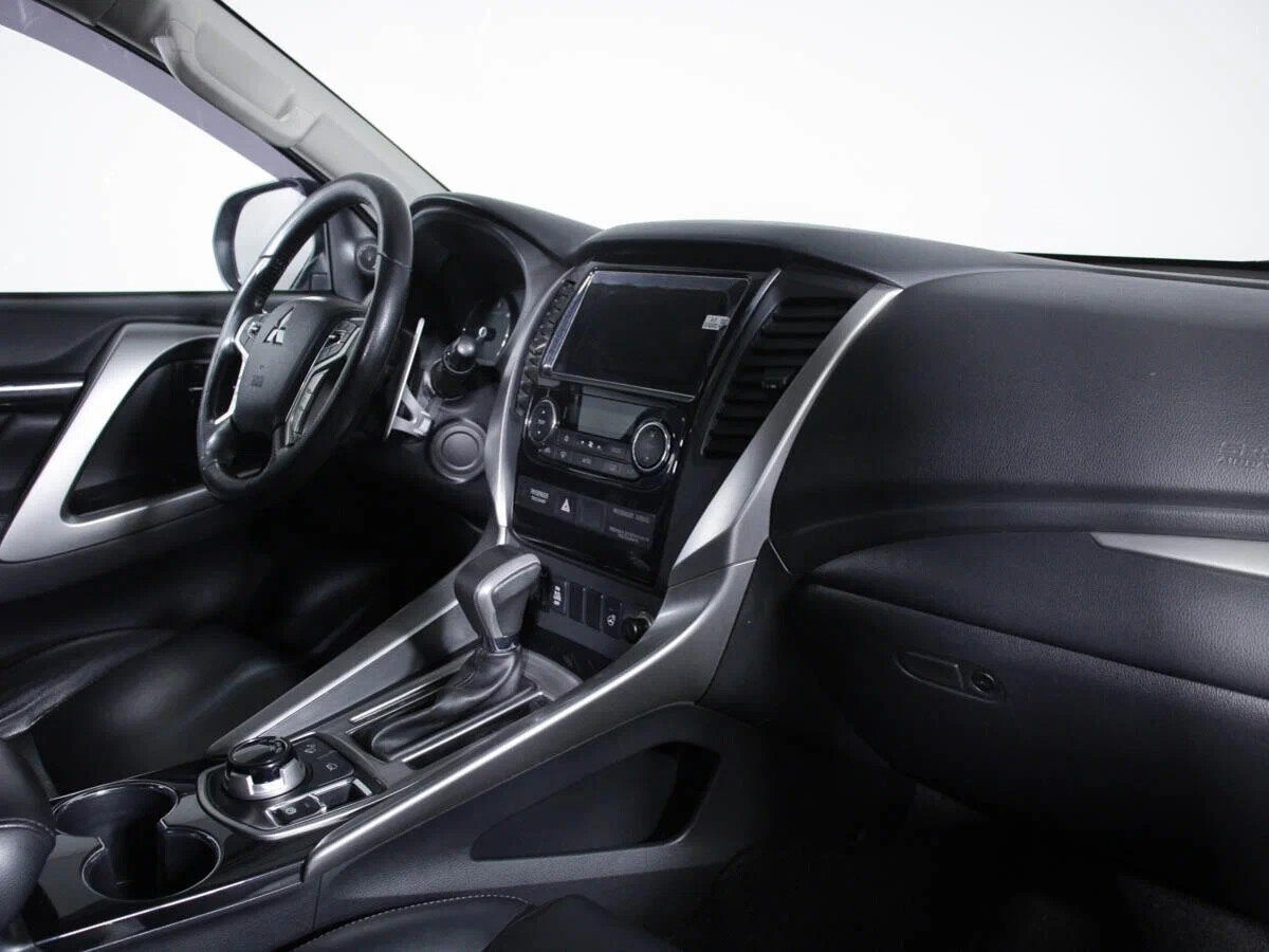 Mitsubishi Pajero Sport, III